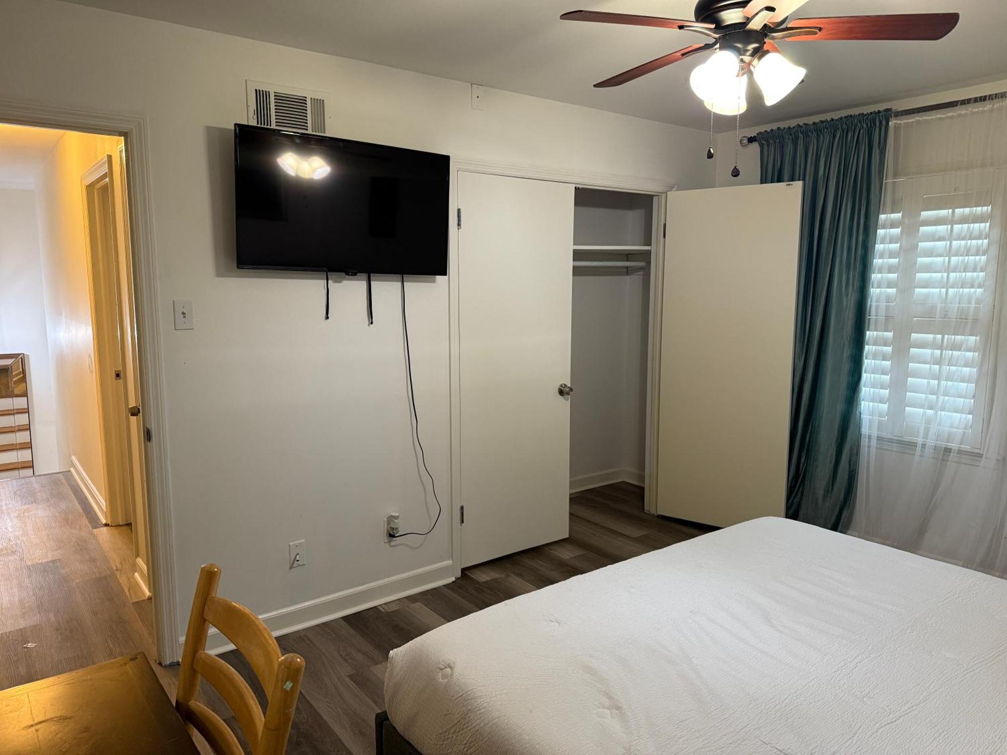 Newly Remodeled 6br In East Neighborhood Holiday home *